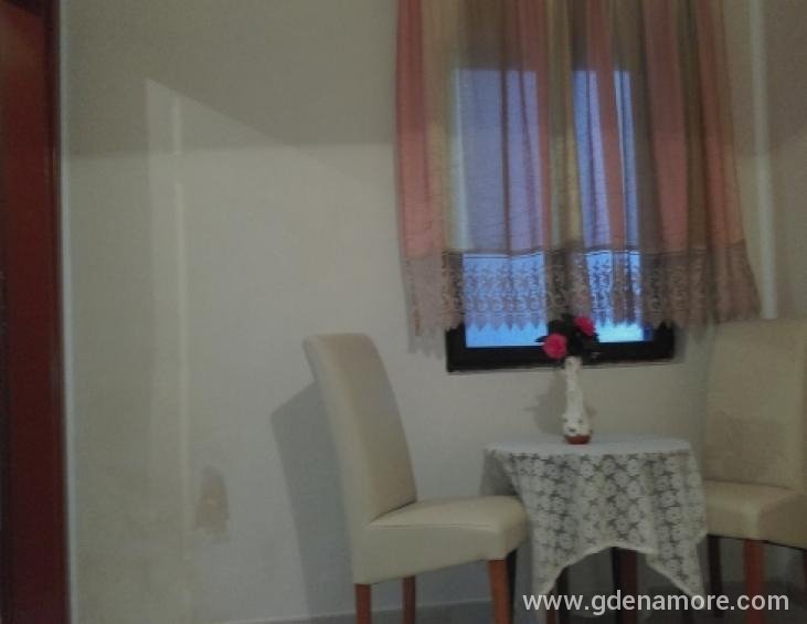 Sto i stolice soba br.2- Dupleks apartman 2 